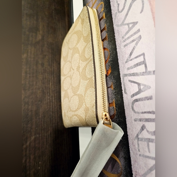 Coach Tan and Cream Wristlet NWT. - Picture 4 of 6